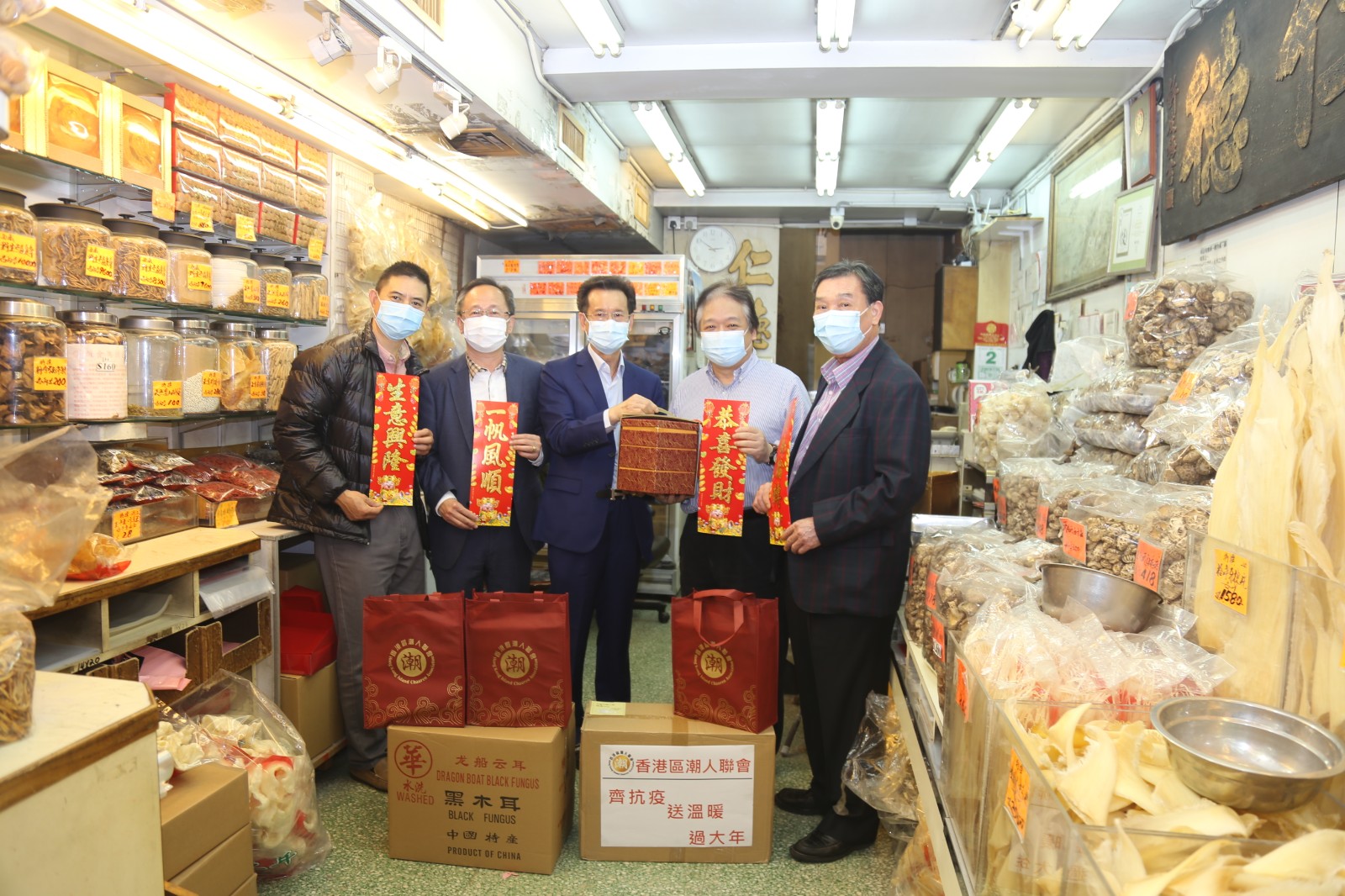香港區潮人聯會舉行「齊抗疫．送溫暖·過大年」活動，慰問受疫情影響的店鋪及獨居長者-2