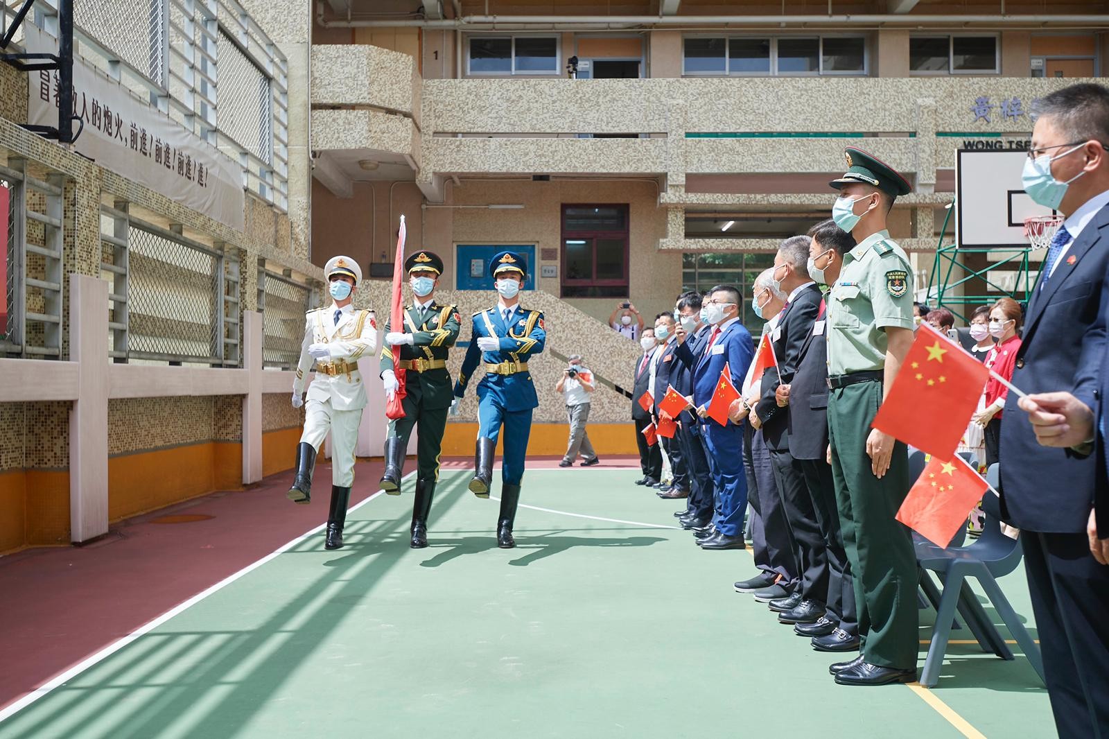 常務副理事長郭二澈出席在北角培僑中學舉辦「中國人民解放軍駐香港部隊儀仗隊升旗儀式」擔任主禮嘉賓 -2