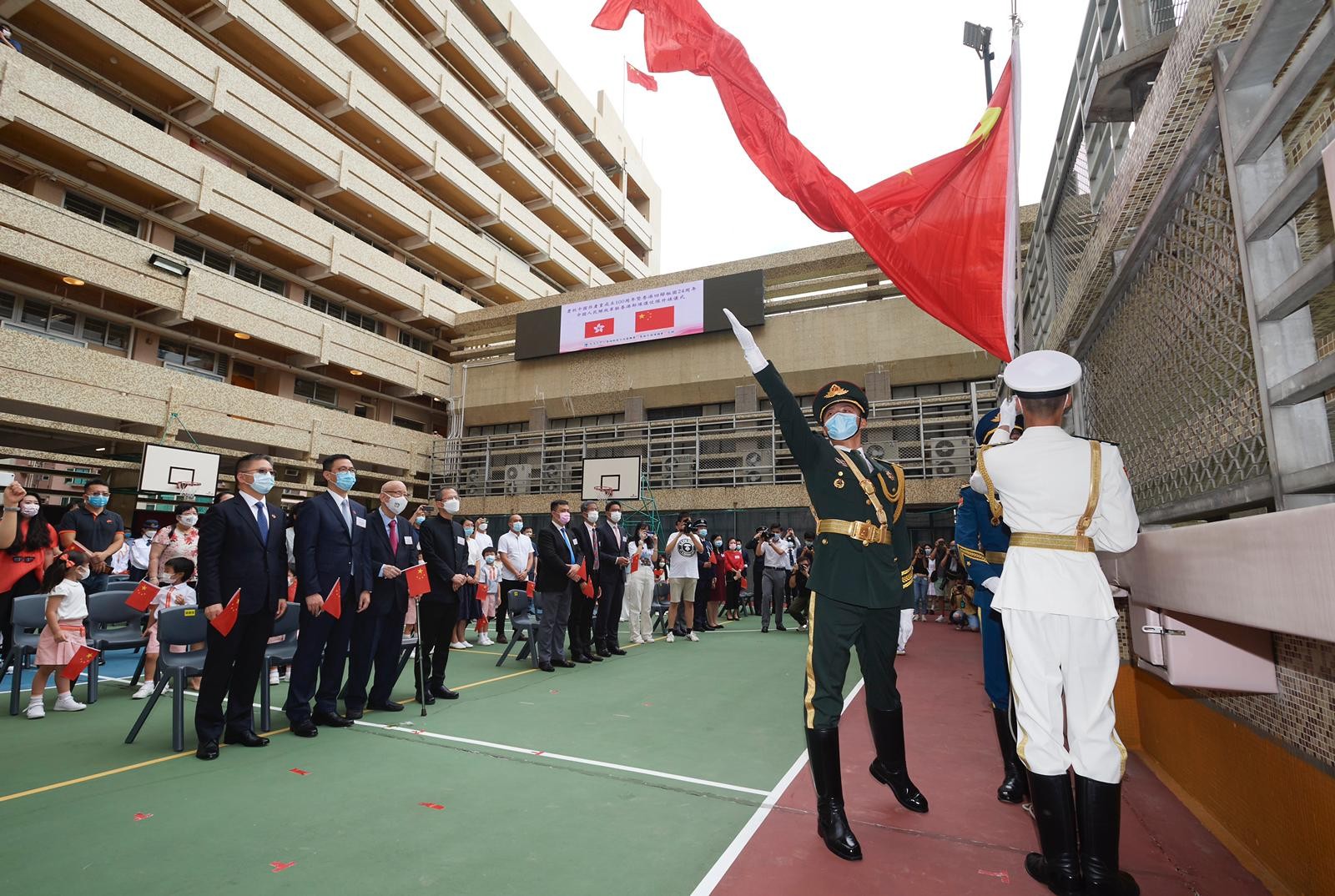 常務副理事長郭二澈出席在北角培僑中學舉辦「中國人民解放軍駐香港部隊儀仗隊升旗儀式」擔任主禮嘉賓 -3