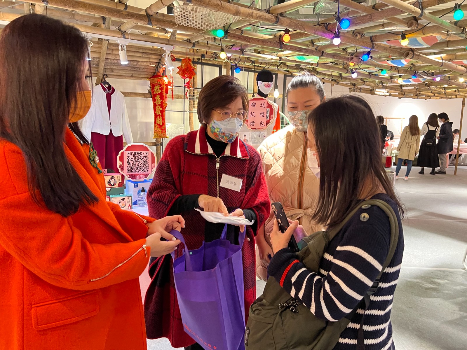 香港島婦女聯會一連三日在社區派發快速測試套裝及抗疫福袋-3