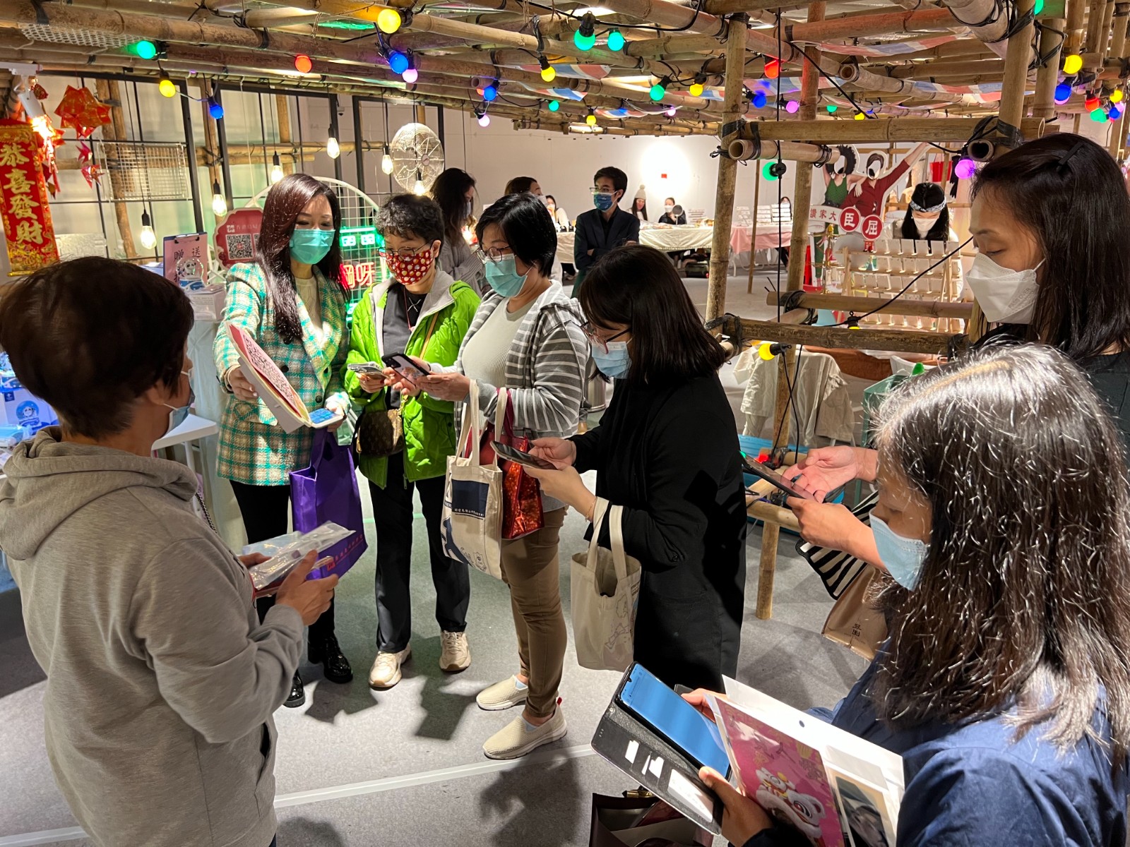 香港島婦女聯會一連三日在社區派發快速測試套裝及抗疫福袋-14
